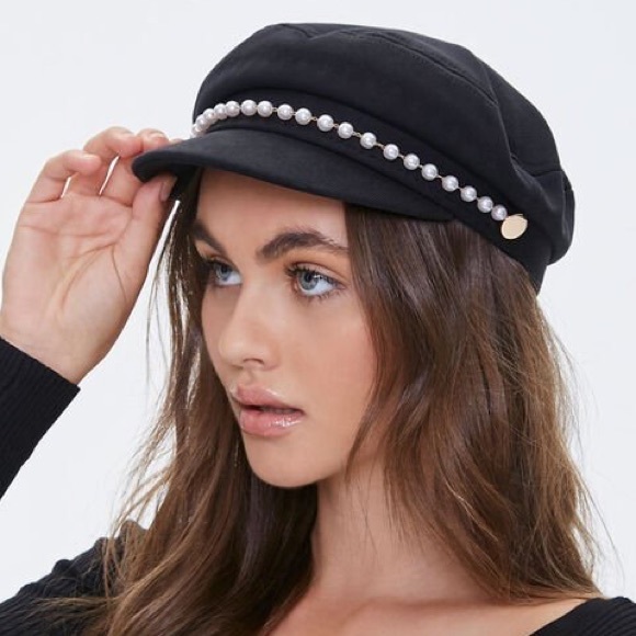 Forever 21 Accessories - 🦪 Faux Pearl Trim Cabbie Hat 🦪